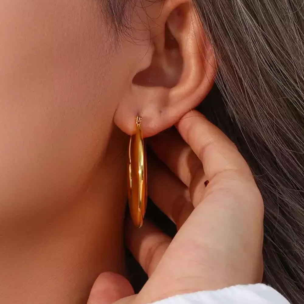 NEW 18K GOLD HOLLOW HOOP EARRINGS, NICE EARRINGS, CUTE EARRINGS - Picture 5 of 7